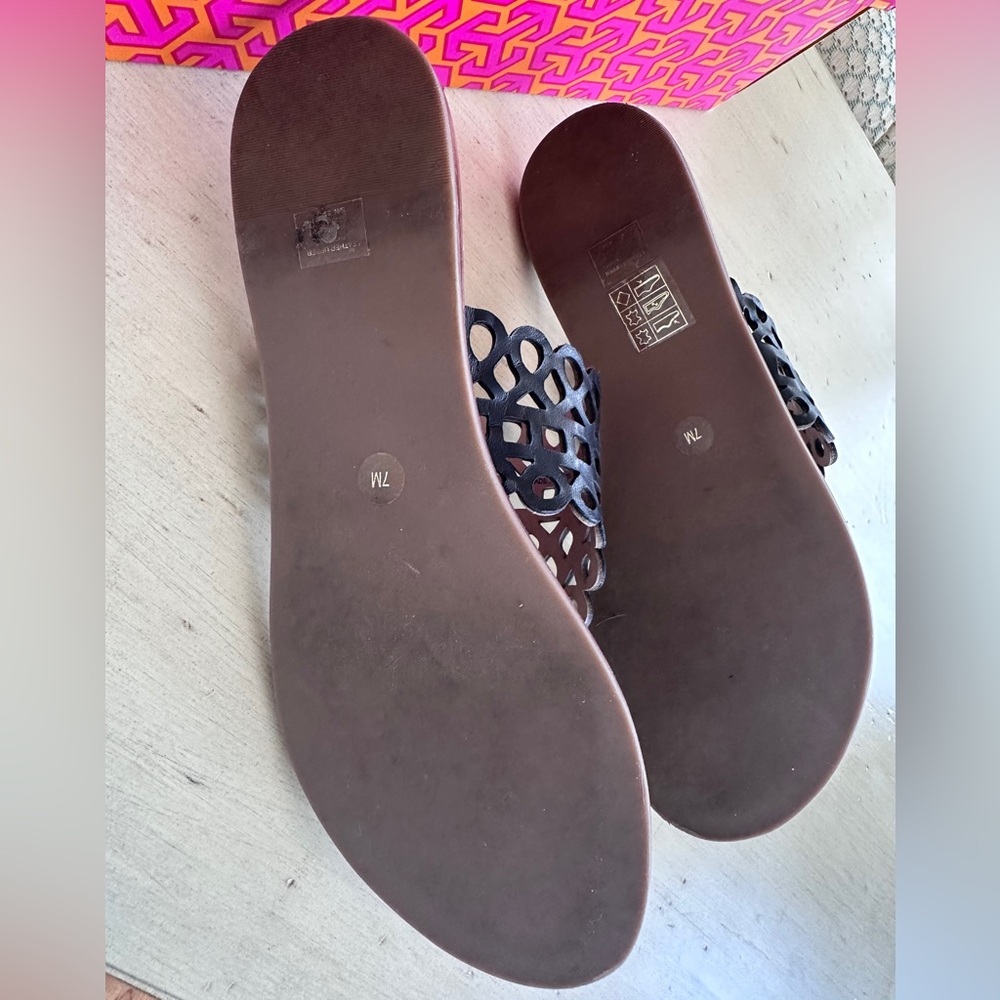 Tory Burch Navy “Davy Flat” Laser-Cut Leather Thong Sandals with Brown Footbed - Picture 4 of 6